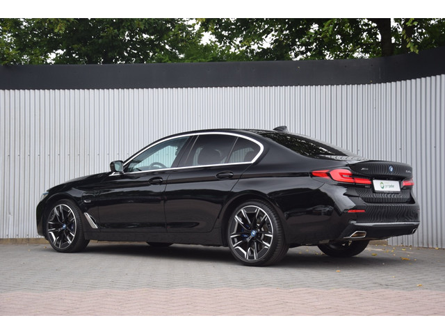 BMW 5 Serie 545e xDrive LaserLED/4Wielsturing/HarmanKardon/Comfortstoelen