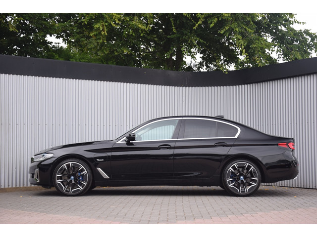 BMW 5 Serie 545e xDrive LaserLED/4Wielsturing/HarmanKardon/Comfortstoelen